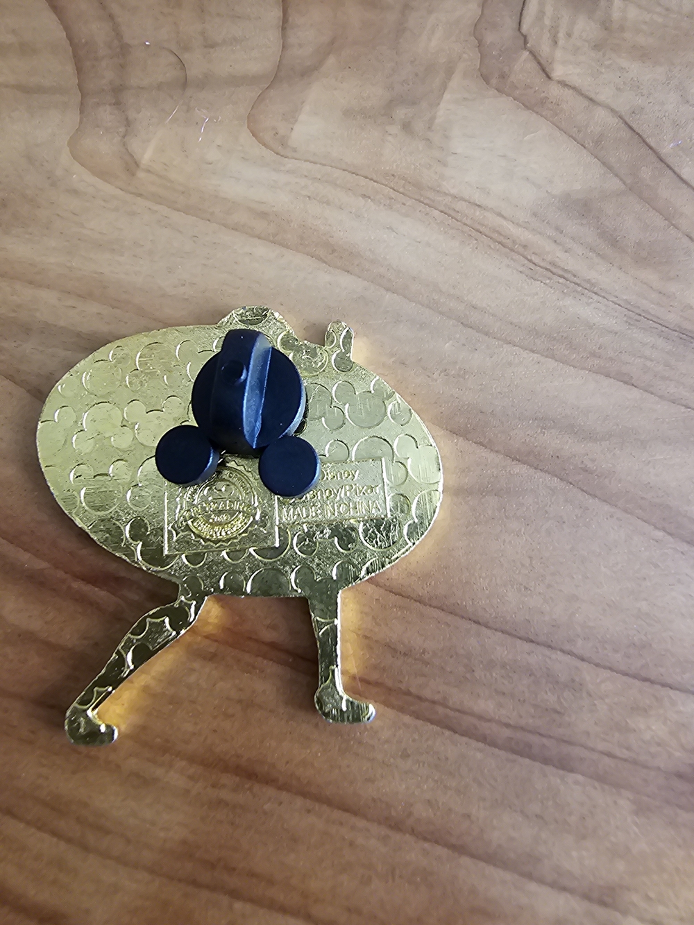 Disney Gold and Red Elastigirl Enamel Pin - Picture 4 of 4